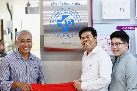 Lãnh đạo Sở Y tế và Bệnh viện Phương Châu Sóc Trăng thực hiện nghi thức công bố danh hiệu Bệnh viện thực hành nuôi con bằng sữa mẹ xuất sắc.