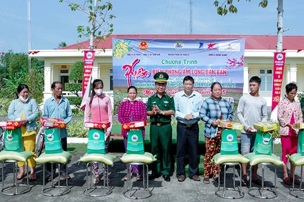 Trao quà Tết cho các hộ gia đình có hoàn cảnh khó khăn trên địa bàn khu vực biên giới biển huyện Cù Lao Dung.