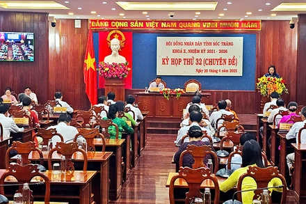Hội đồng nhân dân tỉnh Sóc Trăng xem xét thông qua Nghị quyết.