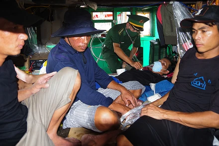 Quân y Biên phòng Sóc Trăng phục hồi sức khỏe ban đầu cho các ngư dân.