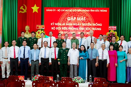 Các đại biểu chụp hình lưu niệm tại buổi gặp mặt.