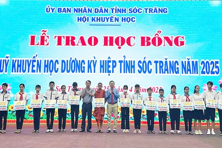 Trao học bổng “Dương Kỳ Hiệp” cho 240 học sinh hiếu học tiêu biểu.