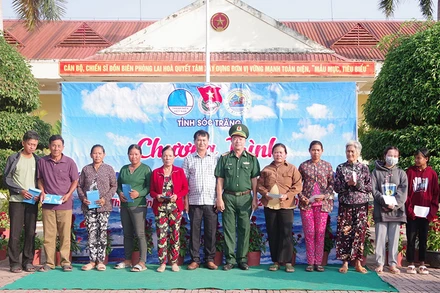 Tặng quà cho người nghèo tại Chương trình “Tháng Ba biên giới”.