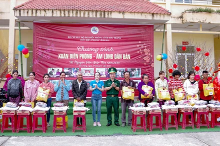 Tặng quà cho người nghèo xã Vĩnh Hải và Lạc Hòa, thị xã Vĩnh Châu.