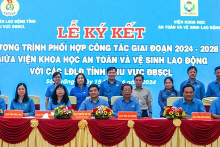 Công đoàn các tỉnh Tây Nam Bộ ký kết thi đua.