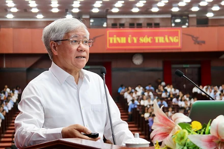 Đồng chí Đỗ Văn Chiến giới thiệu nội dung cuốn sách của Tổng Bí thư.