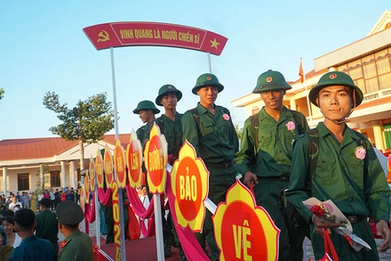 Thanh niên Sóc Trăng hăng hái lên đường bảo vệ Tổ quốc.