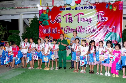 Tổ chức cho thiếu nhi vùng biên giới biển Sóc Trăng vui đêm Trung thu. (Ảnh Văn Long)