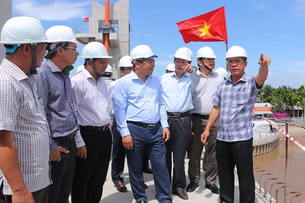Lãnh đạo Bộ Nông nghiệp và Phát triển nông thôn cùng lãnh đạo tỉnh Sóc Trăng kiểm tra vận hành cửa van cống âu thuyền Rạch Mọp.