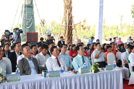 Phó Thủ tướng Chính phủ Mai Văn Chính cùng lãnh đạo chính quyền tỉnh qua các thời kỳ dự tại điểm cầu truyền hình trực tiếp tại Long An.