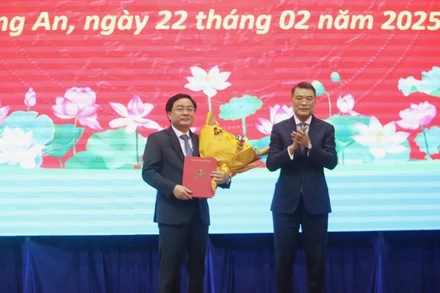 Trưởng Ban Tổ chức Trung ương Lê Minh Hưng trao Quyết định của Bộ Chính trị về việc điều động, chỉ định ông Nguyễn Văn Quyết giữ chức Bí thư Tỉnh ủy Long An.