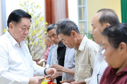 Ủy viên Bộ Chính trị, Trưởng Ban Tuyên giáo Trung ương Nguyễn Trọng Nghĩa trao quà Tết tới gia đình chính sách, hộ dân có hoàn cảnh khó khăn và công nhân tại Long An.