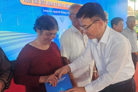 Phó Thủ tướng Chính phủ Lê Thành Long tặng quà cho gia đình có hoàn cảnh khó khăn trên địa bàn huyện Bến Lức, Long An