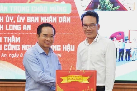 Bí thư Tỉnh ủy Long An Nguyễn Văn Được đến thăm, chúc Tết Ban quản lý Khu công nghiệp Long Hậu, Cần Giuộc, Long An
