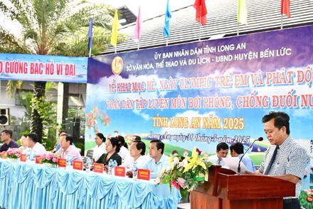 Lãnh đạo Sở Văn hóa, Thể thao và Du lịch Long An phát biểu khai mạc.