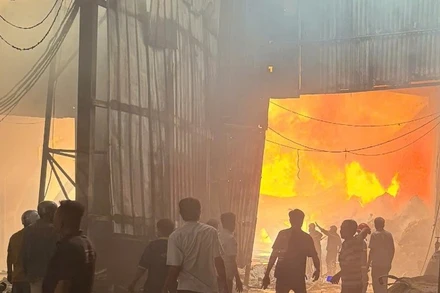 Lực lượng chức năng có mặt tại hiện trường chỉ đạo dập lửa.