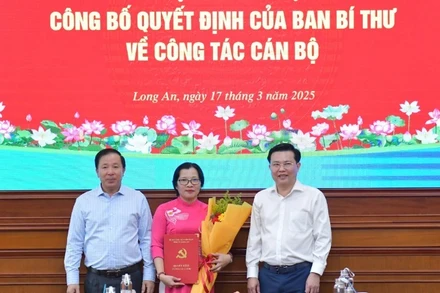 Lãnh đạo Tỉnh ủy và Ủy ban nhân tỉnh Long An trao quyết định và hoa cho Đồng chí Nguyễn Thị Thúy.