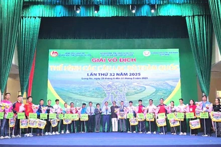 Ban tổ chức trao cờ luân lưu cho 20 câu lạc bộ thể hình trên toàn quốc.