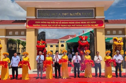 Lãnh đạo tỉnh qua các thời kỳ cắt băng khánh thành. 