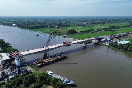 Cầu bắc qua sông Vàm Cỏ Đông nối hai huyện Đức Huệ và Đức Hòa (Long An) chính thức hợp long.