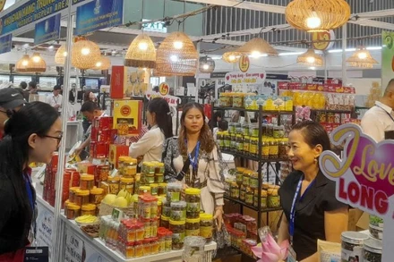 Khách hàng tham quan sản phẩm OCOP tiêu biểu của doanh nghiệp Long An sản xuất trưng bày tại hội chợ.