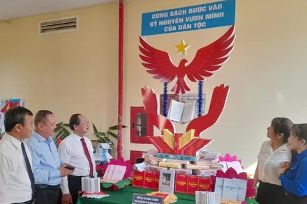 Lãnh đạo tỉnh và huyện tham quan gian giới thiệu sách, triển lãm trưng bày sách tại lễ phát động. 