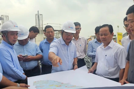 Bí thư Tỉnh ủy Nguyễn Văn Được kiểm tra tiến độ thi công đường Vành đai 3-Thành phố Hồ Chí Minh đoạn qua Long An.