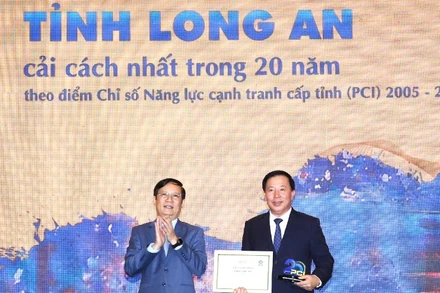 Chủ tịch VCCI, Phạm Tấn Công trao giấy chứng nhận cho tỉnh Long An với vị trí thứ 2/63 tỉnh, thành phố cải cách nhất trong 20 qua.