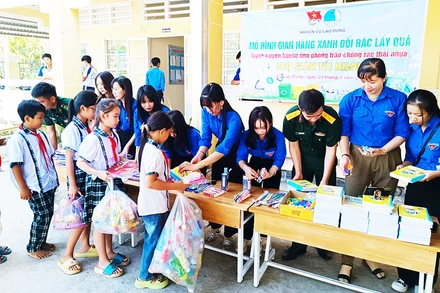 “Gian hàng xanh đổi rác lấy quà” hưởng ứng chống rác thải nhựa