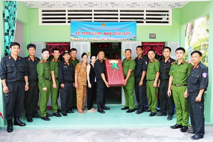 Cụm thi đua trao nhà đồng đội cho chiến sĩ Phòng Cảnh sát cơ động, Công an tỉnh Sóc Trăng.