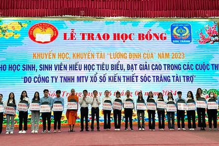 Trao học bổng Lương Định Của cho học sinh hiếu học tiêu biểu.