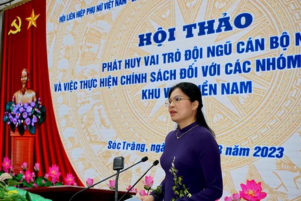 Đồng chí Hà Thị Nga, Ủy viên Trung ương Đảng, Chủ tịch Hội Liên hiệp Phụ nữ Việt Nam phát biểu khai mạc hội thảo.
