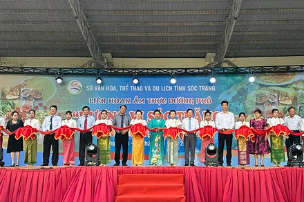 Lãnh đạo tỉnh Sóc Trăng thực hiện nghi thức khai mạc Liên hoan.