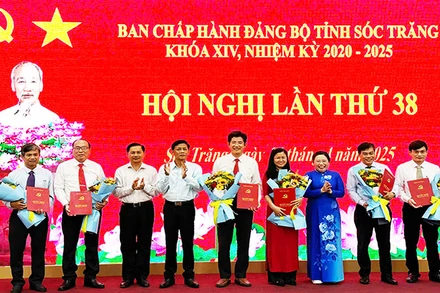 Trao quyết định cho Ban biên tập cơ quan Báo và Đài Phát thanh Truyền hình Sóc Trăng.