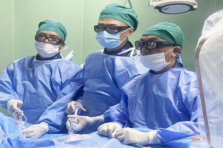 Ê-kíp bác sĩ tiến hành tái thông động mạch vành trái cho bệnh nhân