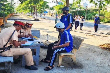 Xử lý học sinh vi phạm quy định về trật tự an toàn giao thông.