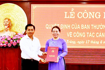 Đồng chí Trần Văn Lâu trao quyết định luân chuyển đồng chí Huỳnh Thị Diễm Ngọc giữ chức vụ Bí thư Thị ủy Ngã Năm.