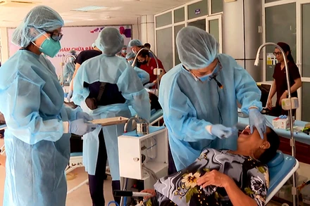 Khám răng cho bệnh nhân nghèo