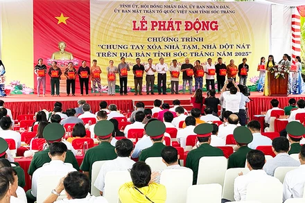 Nhân dân huyện Long Phú (Sóc Trăng) phấn khởi đến dự lễ khởi công xây nhà cho người nghèo, khó khăn.