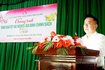 Phó Tổng Giám đốc Ngân hàng Chính sách xã hội Huỳnh Văn Thuận chúc Tết người dân Hòa Tú (Mỹ Xuyên).