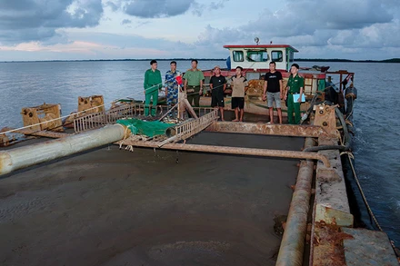 Phương tiện TG 17568 vận chuyển cát trái phép bị lực lượng chức năng bắt giữ.