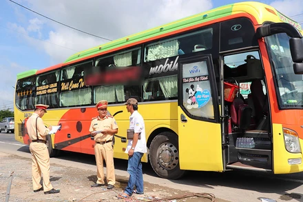 CSGT Sóc Trăng kiểm tra ô-tô vận tải hành khách dịp Tết.