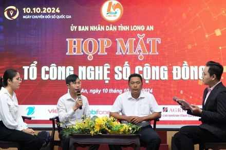 Các thành viên Tổ công nghệ số tại các địa phương tọa đàm chia sẻ kinh nghiệm tại buổi họp mặt. 