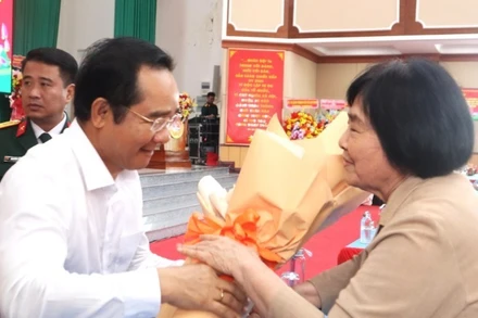 Bí thư Tỉnh ủy Long An Nguyễn Văn Được trao hoa tri ân Anh hùng lực lượng vũ trang Trần Thị Sữa. 
