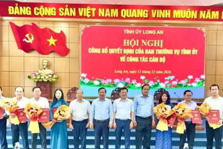 Lãnh đạo Tỉnh ủy và Ủy ban nhân dân tỉnh Long An trao các quyết định cho 7 cán bộ được điều động và bổ nhiệm. 