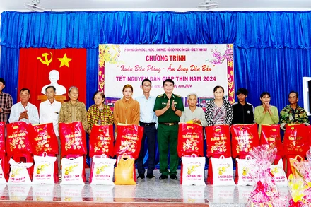 Trao tặng quà tết cho các hộ gia đình có hoàn cảnh khó khăn 