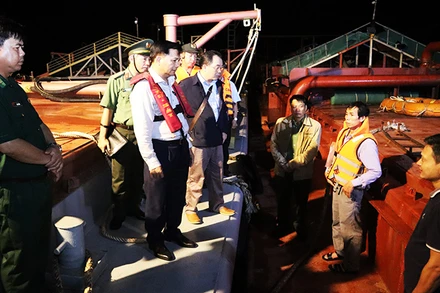 Chủ tịch Ủy ban nhân dân tỉnh Sóc Trăng Trần Văn Lâu kiểm tra một phương tiện khai thác cát trong đêm.