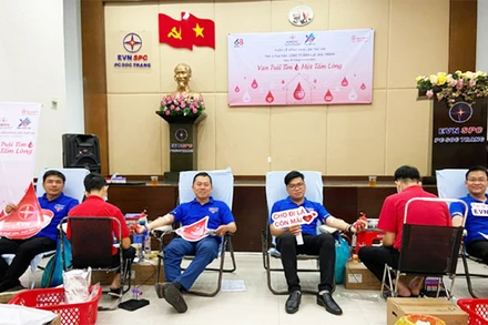 Đoàn viên thanh niên Sóc Trăng hăng hái tình nguyện hiến máu nhân đạo.