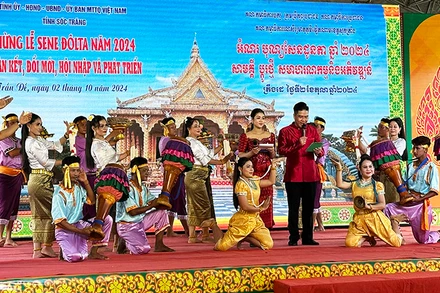 Nhiều tiết mục nghệ thuật Khmer được biểu diễn tại buổi lễ.