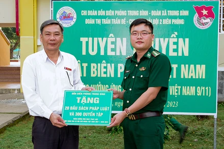 Đồn Biên phòng Trung Bình tặng 20 đầu sách pháp luật cho thư viện nhà trường và 300 cuốn tập cho các em học sinh.